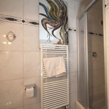 Badezimmer Bild 2 Vermiete 3-Zi.-Wohnung mit gro�er Terrasse & Gartenanteil - inkl. Garage & Kamin im Norden K�lns