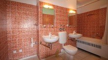 Badezimmer 2-Zimmer-Wohnung - 81 m� - f�r Eigennutzer und Kapitalanleger - gr. Balkon - RENOVIERUNGSBED�RFTIG