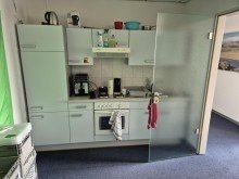 K�chenzeile in Raum 3.jpg B�ro mit 3 R�umen, ca. 71 m�, in H�rth-Efferen - frei zum 31.03.2026, eventl. auch fr�her m�glich