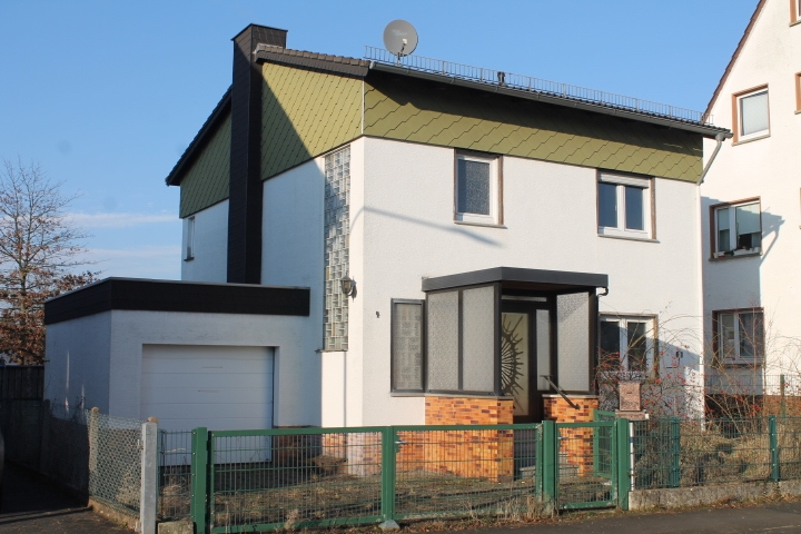 Ansicht Stra�enseite Fernwald Einfamilienhaus Einfamilienhaus - ca. 111,00 m� Wohnfl�che - in Steinbach mit Freiraum f�r Ihre Ideen