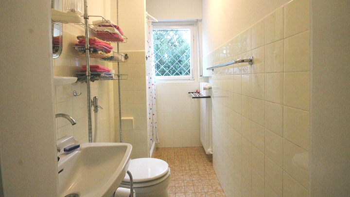 EG Badezimmer mit Dusche Einfamilienhaus Gummersbach