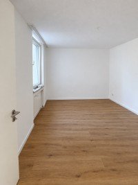 Bild (c1947fa829fad3e7a2724315562ac103): NEUVERMIETUNG NACH KOMPLETTRENOVIERUNG ZUM 01.10.2026! 2-ZIMMERWOHNUNG - ca. 67 m� - MIT BALKON