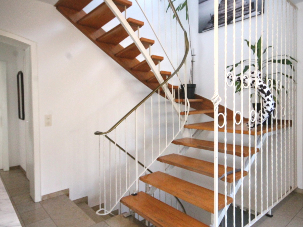 EG Treppe in Diele Einfamilienhaus Gummersbach