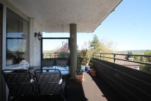 Balkon Bild 1 2-Zimmer-Wohnung mit Weitblick - 81 m� - gro�er Balkon - inkl. moderner EBK - ideal f�r Pendler